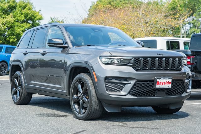 Used 2023 Jeep Grand Cherokee Altitude AWD/4WD image 2