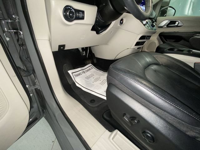 Used 2022 Chrysler Pacifica Touring-L FWD image 12