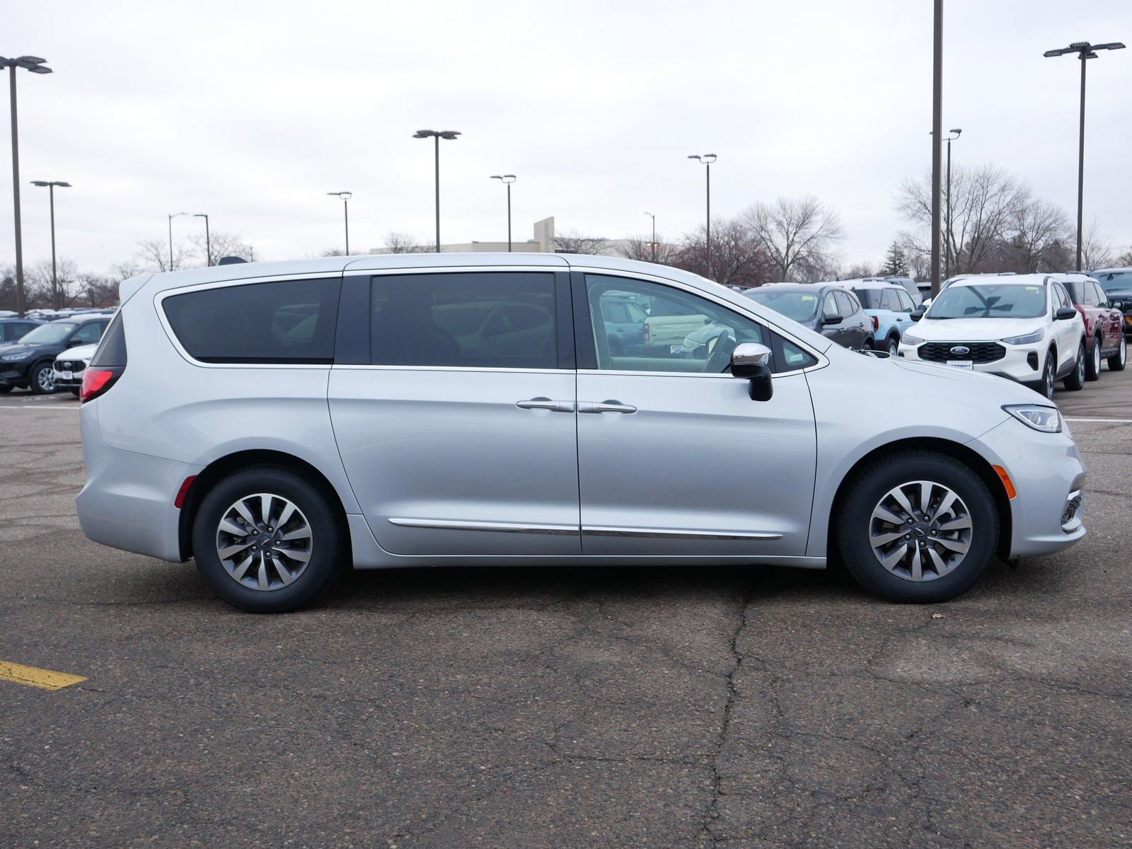 Used 2023 Chrysler Pacifica Limited image 8