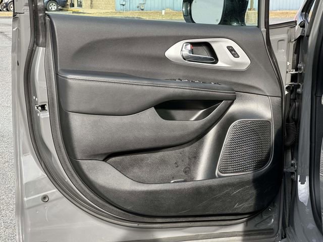 Used 2025 Chrysler Pacifica Limited image 16