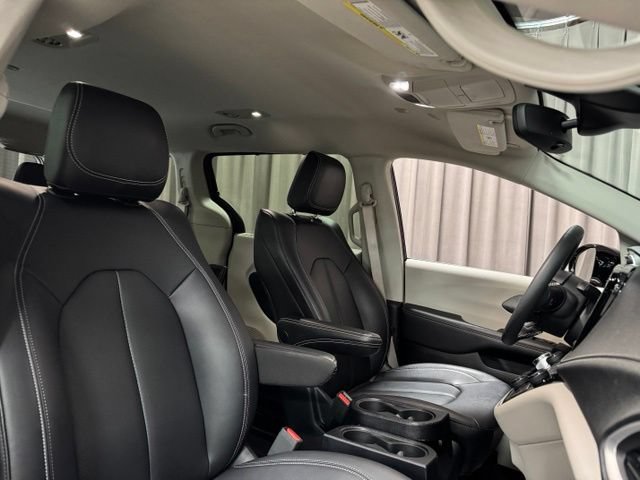 Used 2024 Chrysler Pacifica Touring-L FWD image 10