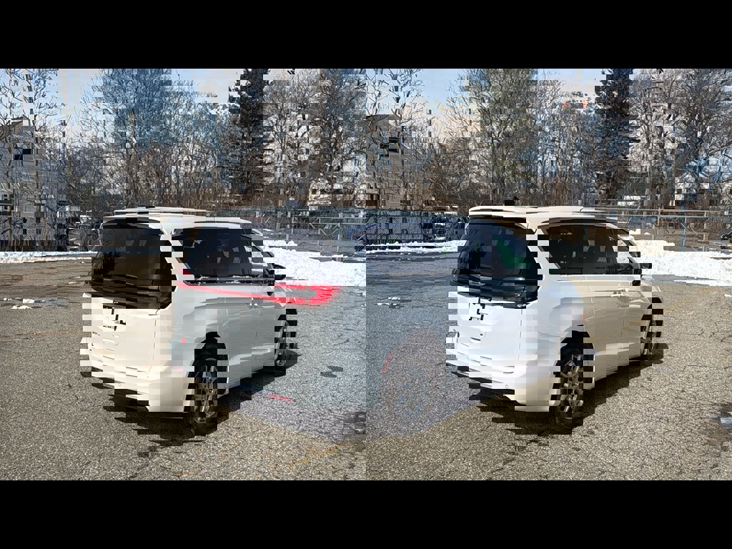 Used 2025 Chrysler Pacifica Select image 5