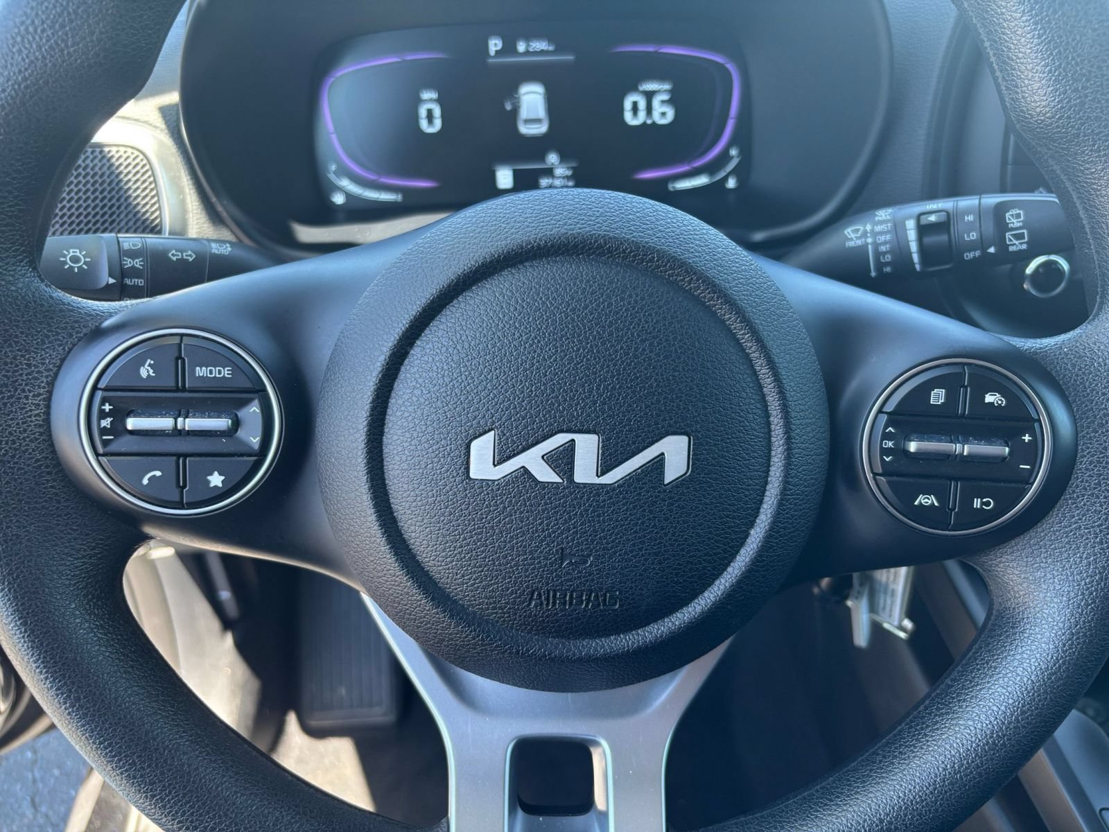 Used 2025 Kia Soul LX w/ LX Technology Package FWD image 25