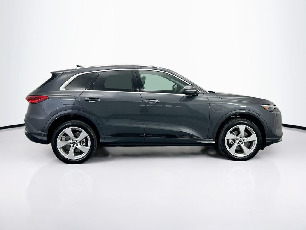 Certified 2025 Audi Q5 Premium AWD/4WD image 4