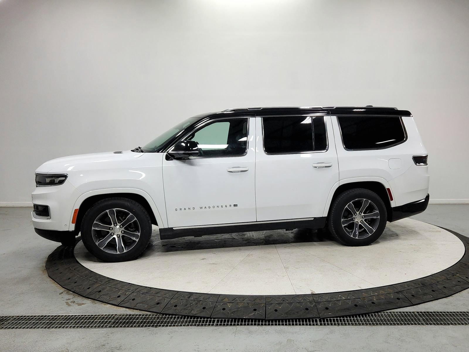 Used 2023 Jeep Grand Wagoneer 4WD image 4