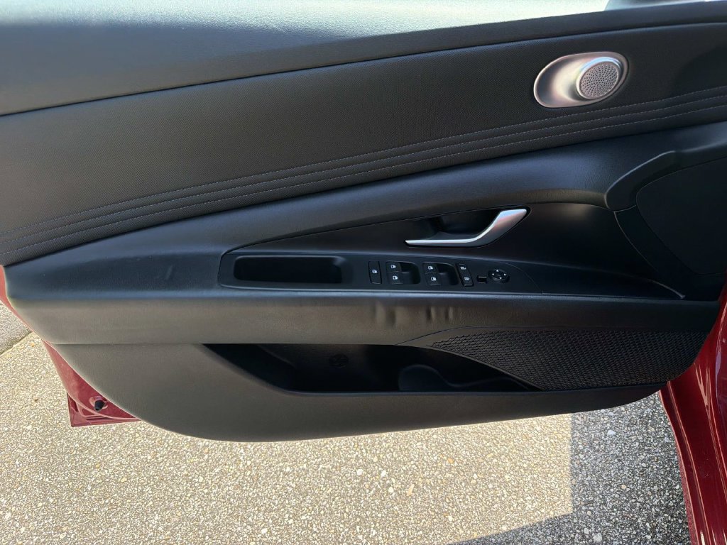 Used 2022 Hyundai Elantra SEL w/ Convenience Package FWD image 12