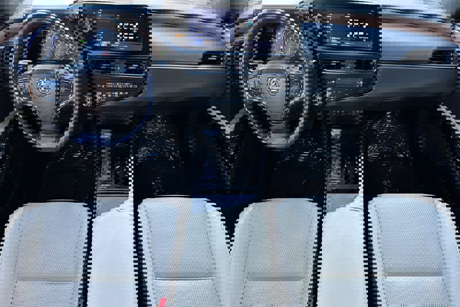 Used 2023 Lexus ES 300h w/ Premium Package image 3