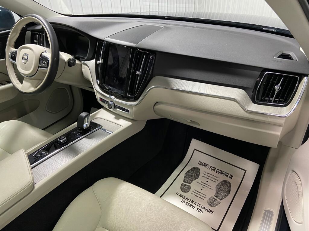 Used 2023 Volvo XC60 B5 Plus image 7