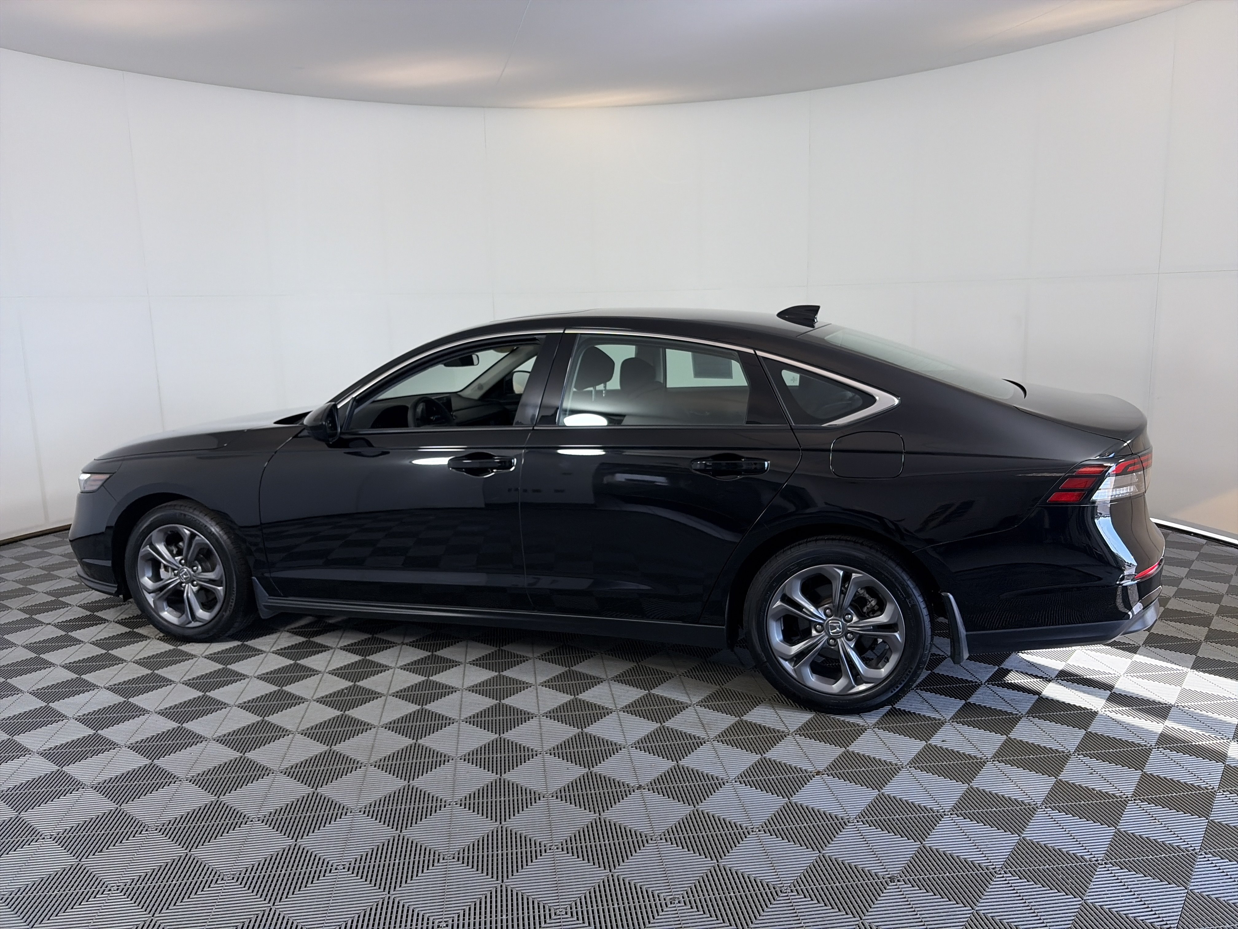 Used 2024 Honda Accord EX image 8