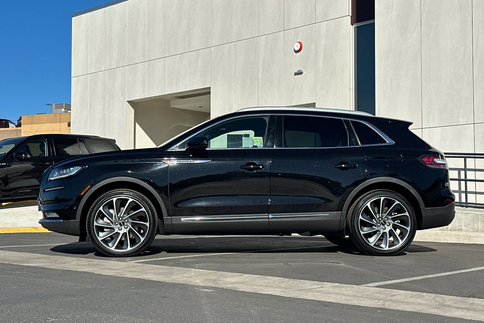 Used 2023 Lincoln Nautilus Reserve w/ Equipment Group 202A image 6