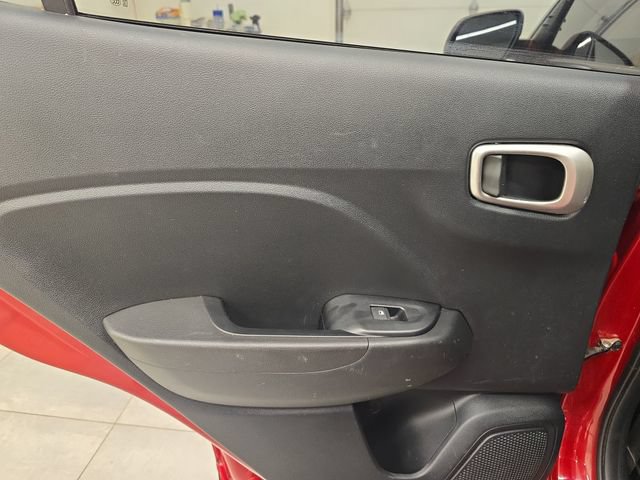 Used 2021 Hyundai Venue SE FWD image 17