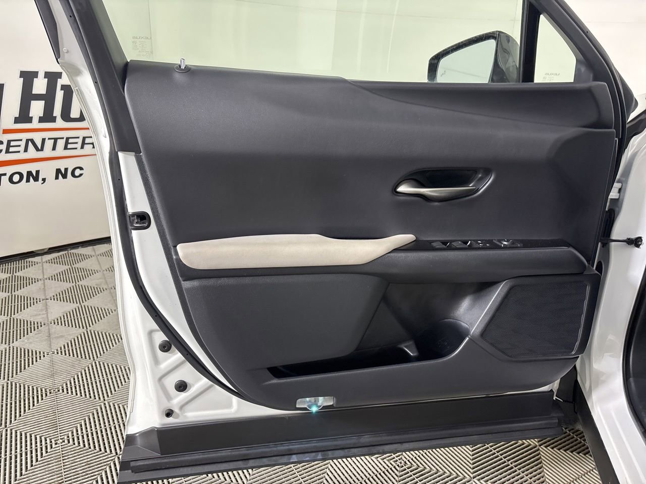 Used 2022 Lexus UX 200 w/ Accessory Package (Z1) image 8