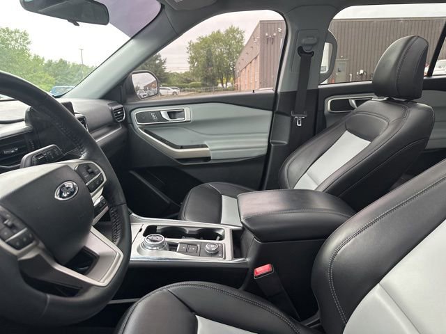 Used 2023 Ford Explorer XLT w/ Equipment Group 202A AWD/4WD image 6