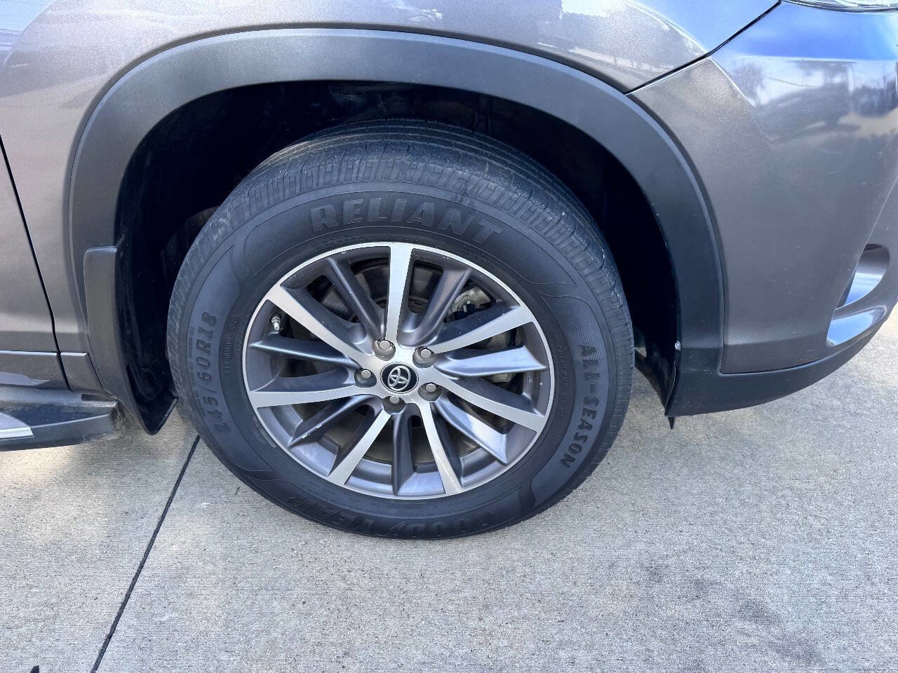 Used 2017 Toyota Highlander XLE image 4