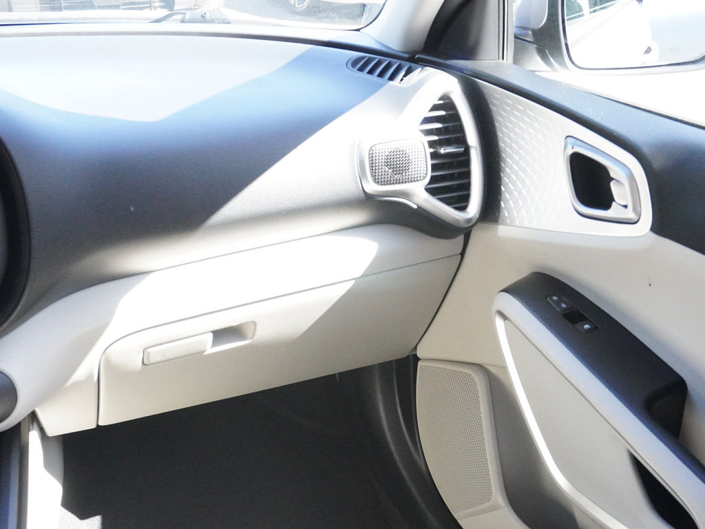 Used 2025 Kia Soul LX w/ LX Technology Package FWD image 24