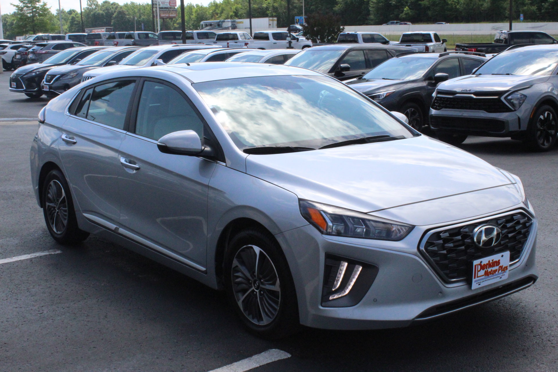 Used 2022 Hyundai Ioniq Limited FWD image 4