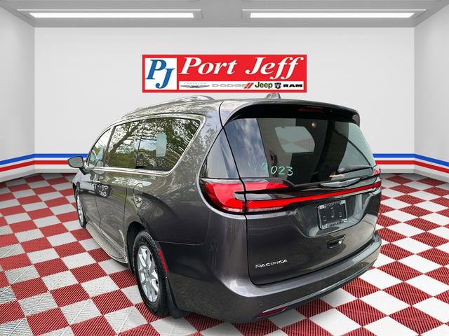 Used 2021 Chrysler Pacifica Touring-L w/ Uconnect Theater Family Group FWD image 4