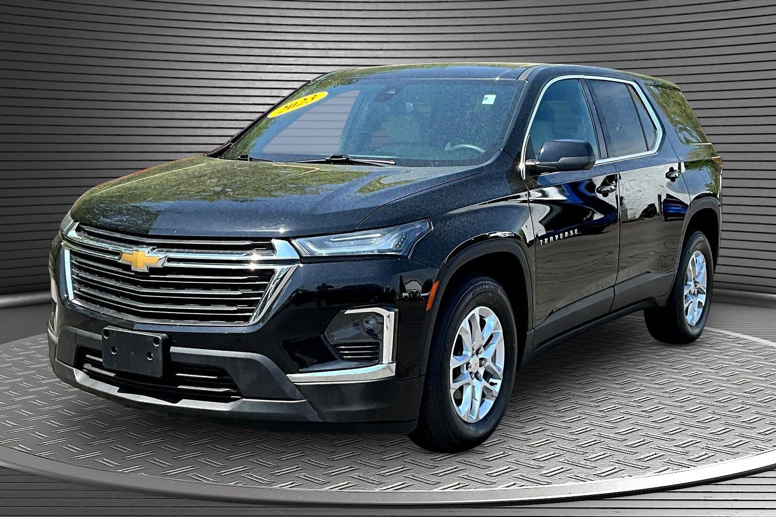 Used 2023 Chevrolet Traverse LS AWD/4WD image 3