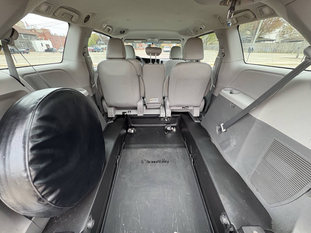 Used 2017 Toyota Sienna L FWD image 38