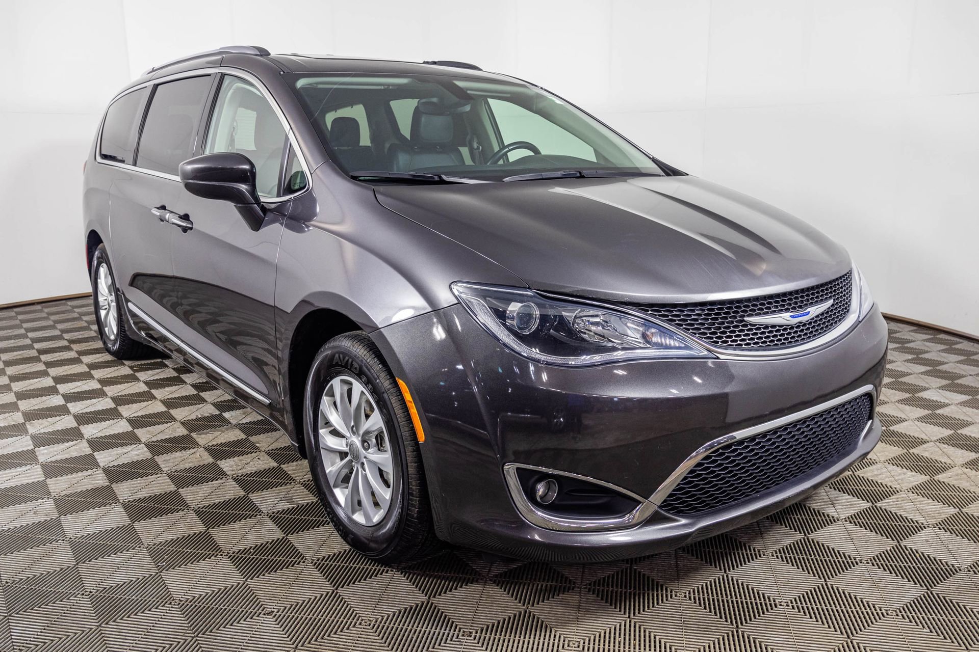 Used 2018 Chrysler Pacifica Touring-L image 13