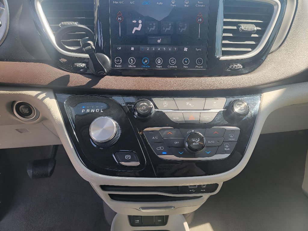 Used 2018 Chrysler Pacifica Touring-L image 21