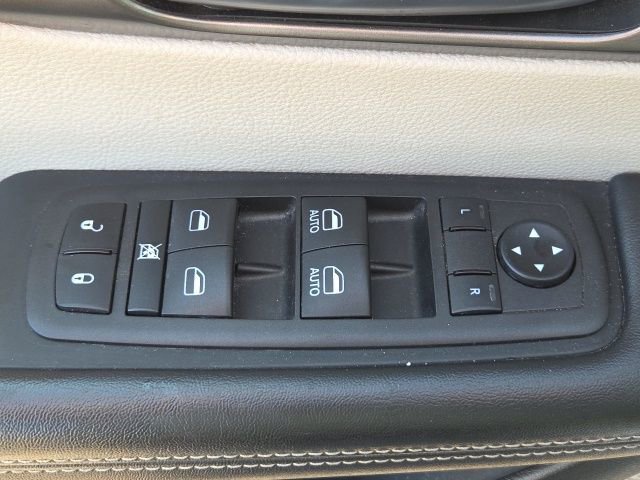 Used 2023 Chrysler Pacifica Touring-L image 26