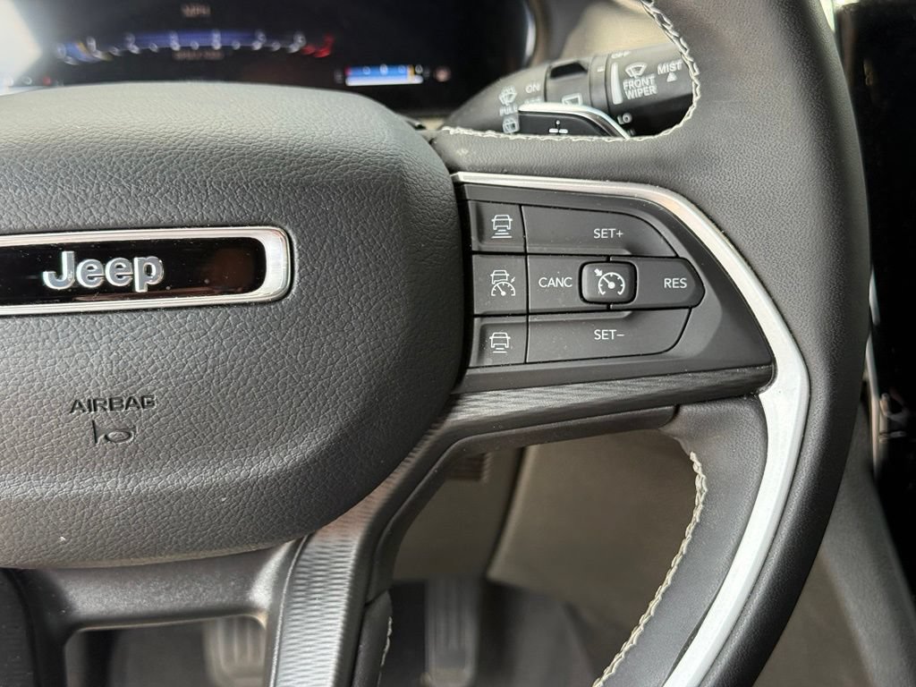 Used 2023 Jeep Grand Cherokee Altitude AWD/4WD image 16