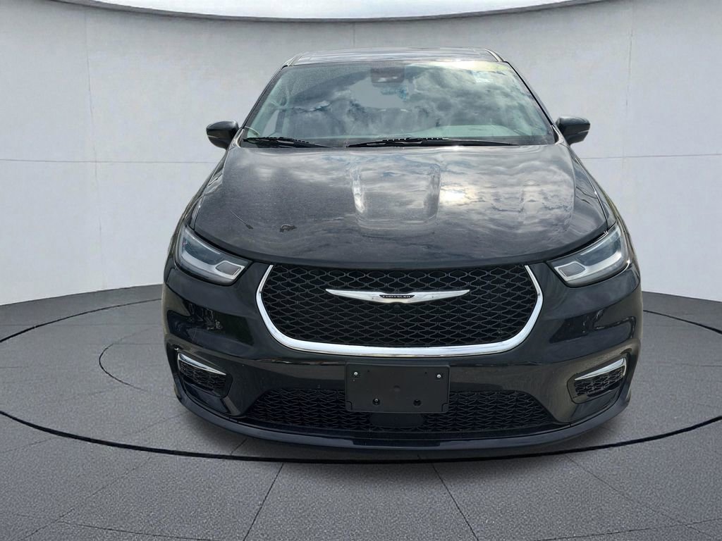 Used 2023 Chrysler Pacifica Touring-L image 9