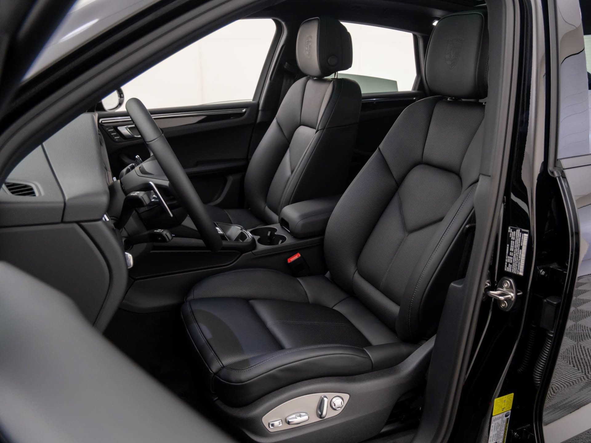 Certified 2026 Porsche Macan AWD/4WD image 5