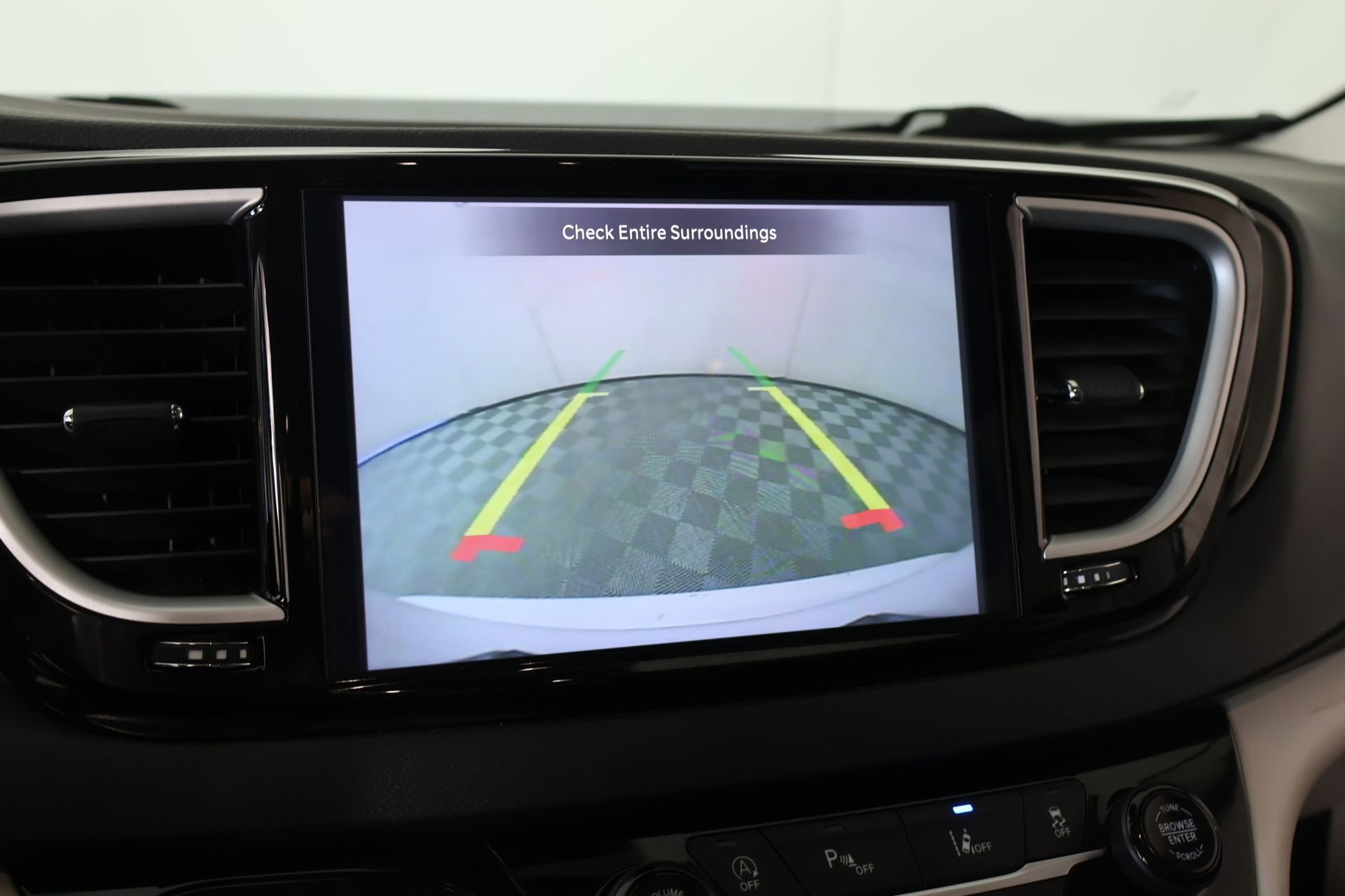 Used 2023 Chrysler Pacifica Touring-L image 6