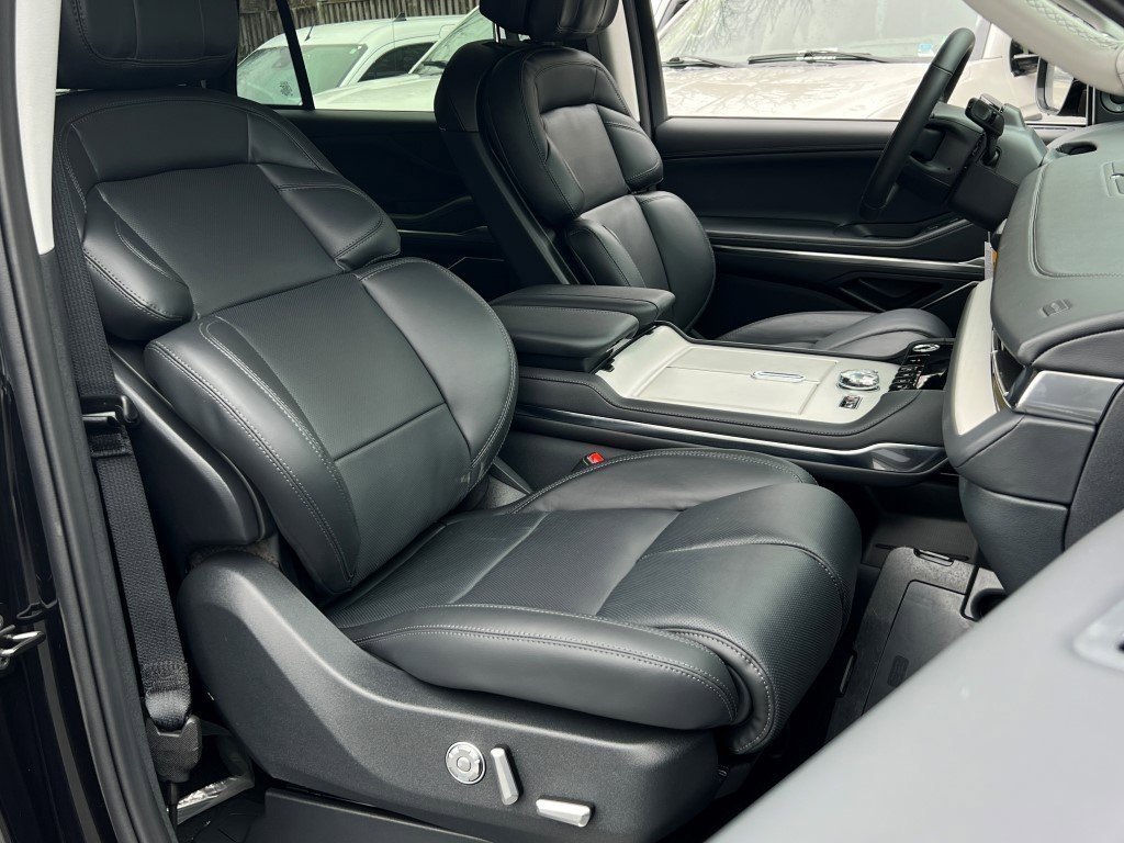 New 2026 Lincoln Navigator Premiere image 7