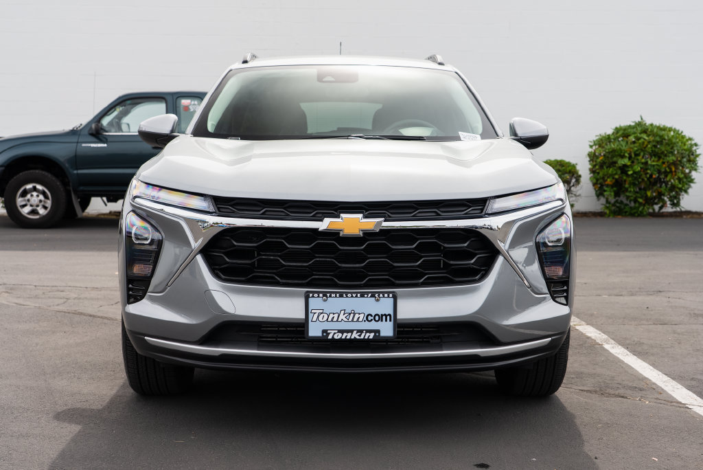 Used 2025 Chevrolet Trax LT FWD image 2