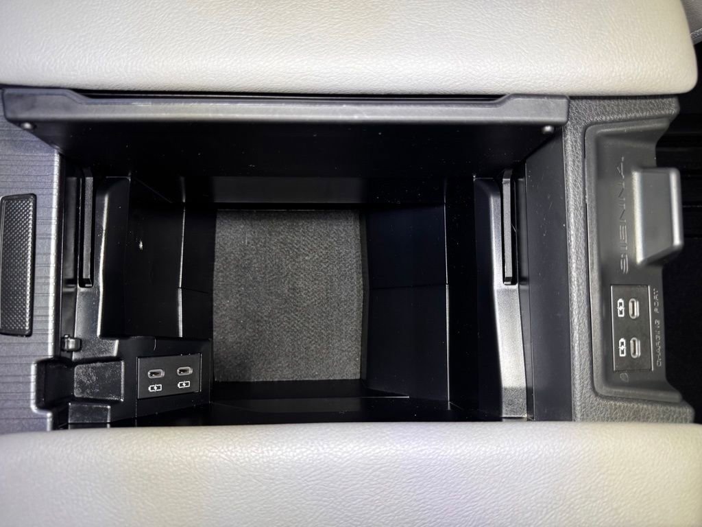 Used 2025 Toyota Sienna XLE FWD image 36