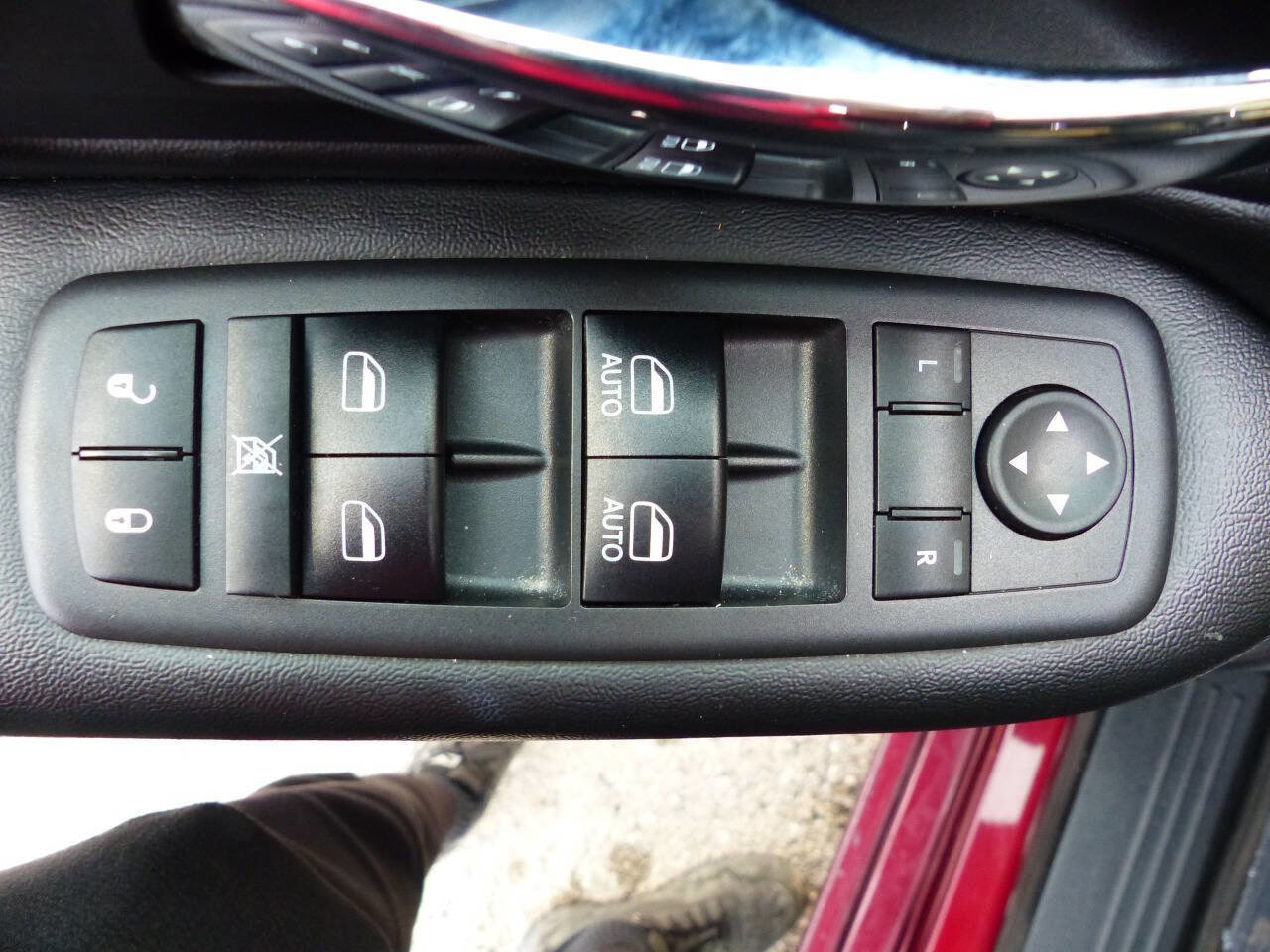 Used 2017 Dodge Grand Caravan SXT w/ Driver Convenience Group image 19