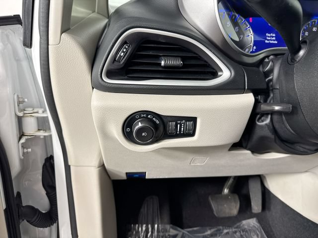 Used 2023 Chrysler Pacifica Touring-L FWD image 13