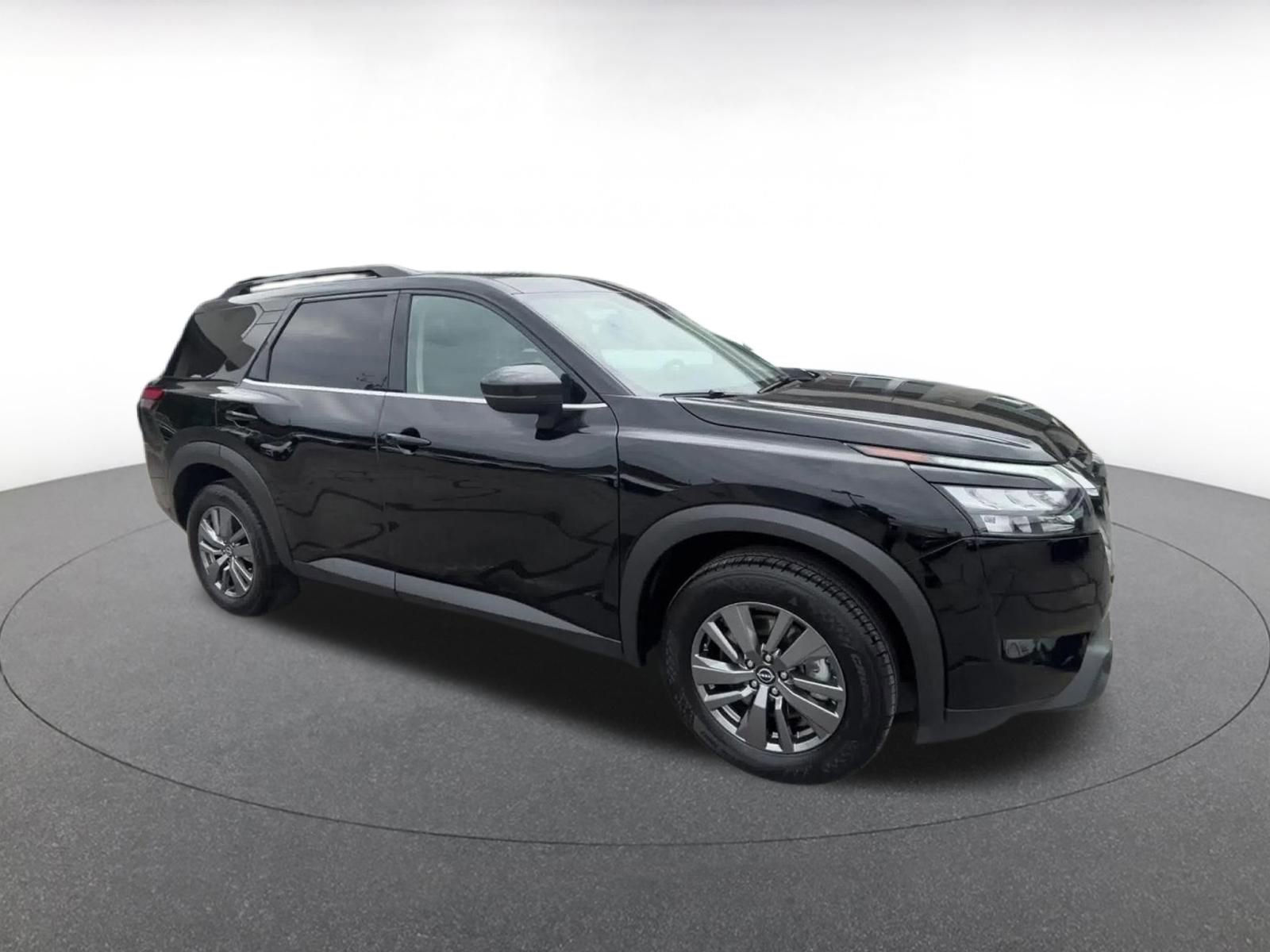 Used 2025 Nissan Pathfinder SV FWD image 2