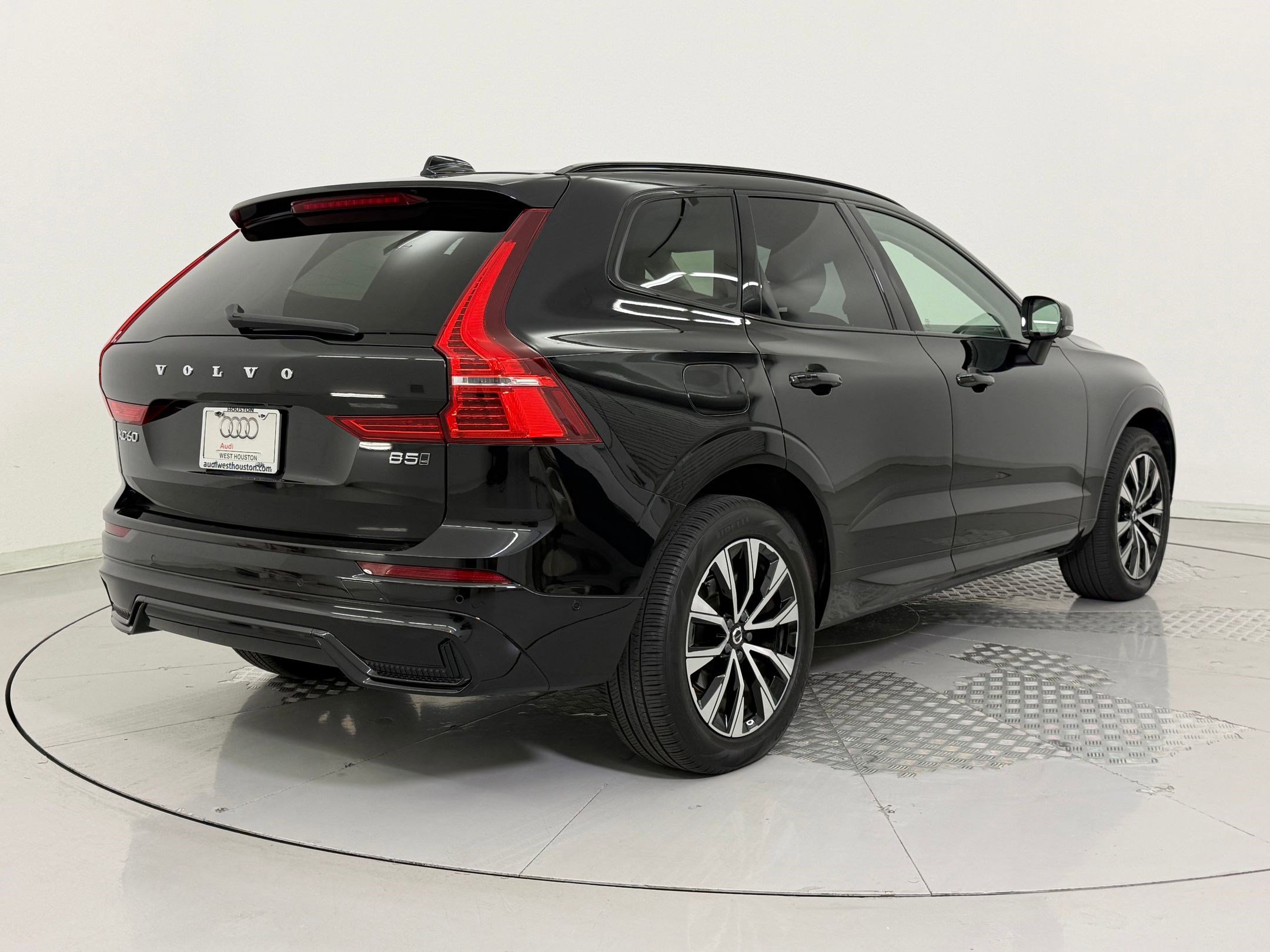 Used 2025 Volvo XC60 B5 Plus image 9
