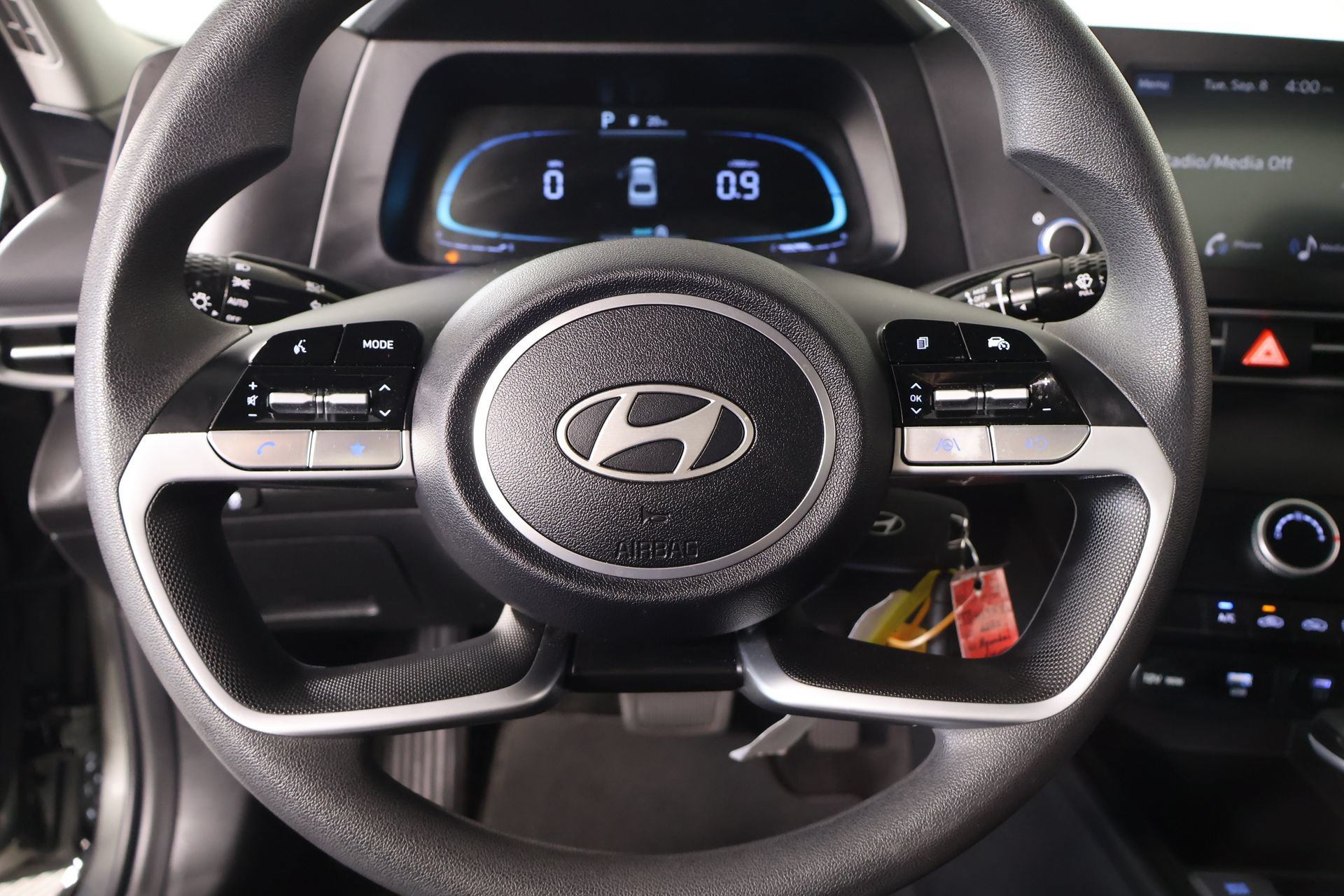 Used 2025 Hyundai Elantra SE FWD image 3