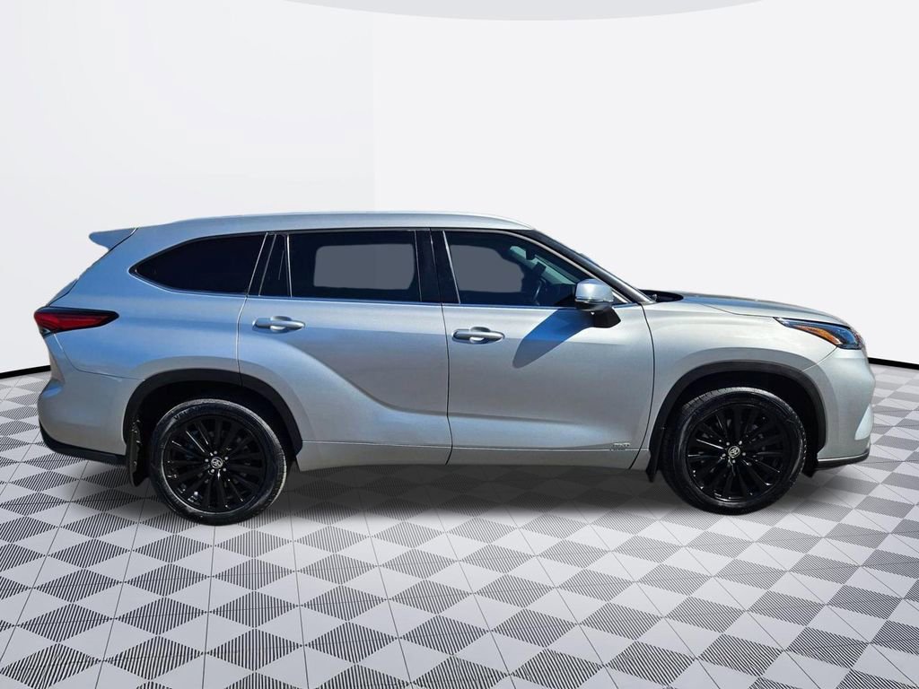Used 2022 Toyota Highlander XLE AWD/4WD image 7