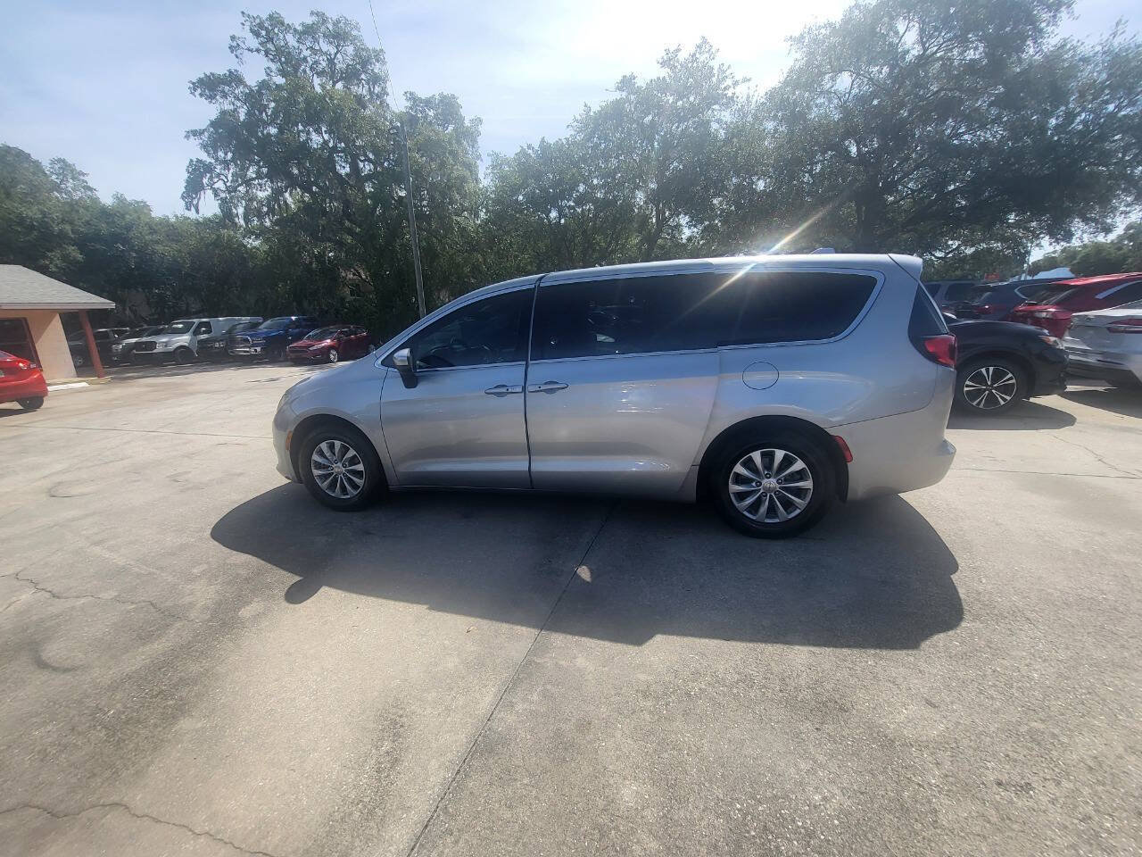 Used 2017 Chrysler Pacifica Touring w/ Tire & Wheel Group FWD image 48
