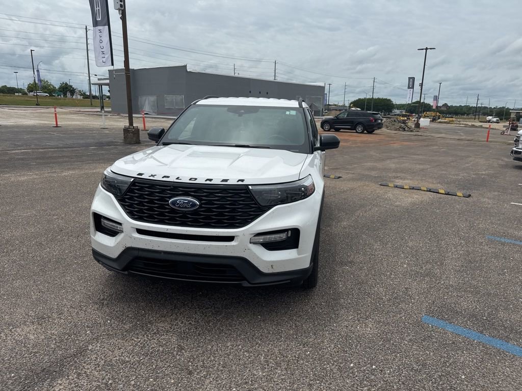 Used 2023 Ford Explorer ST-Line w/ Class IV Trailer Tow Package RWD image 4