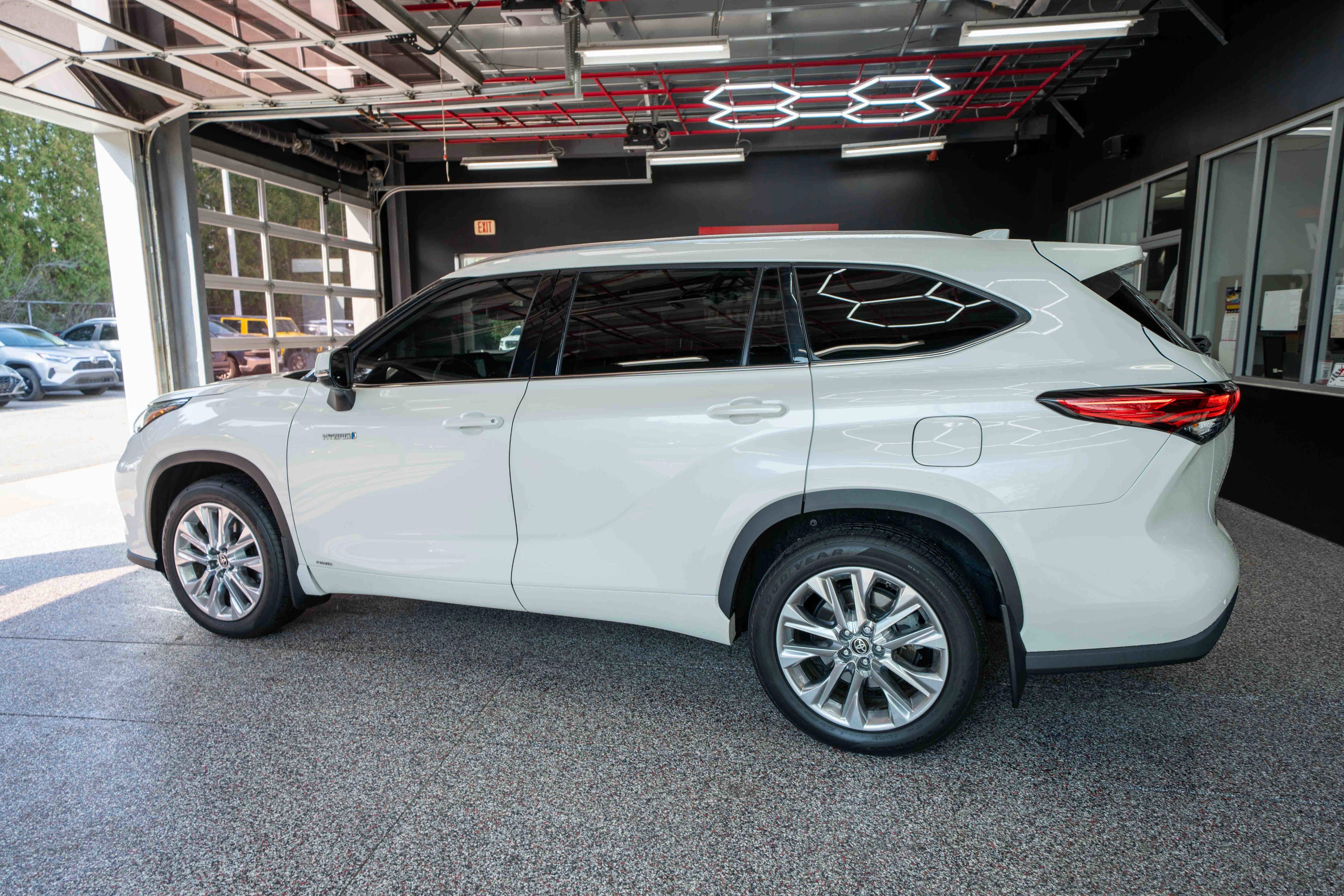 Used 2021 Toyota Highlander Limited image 2