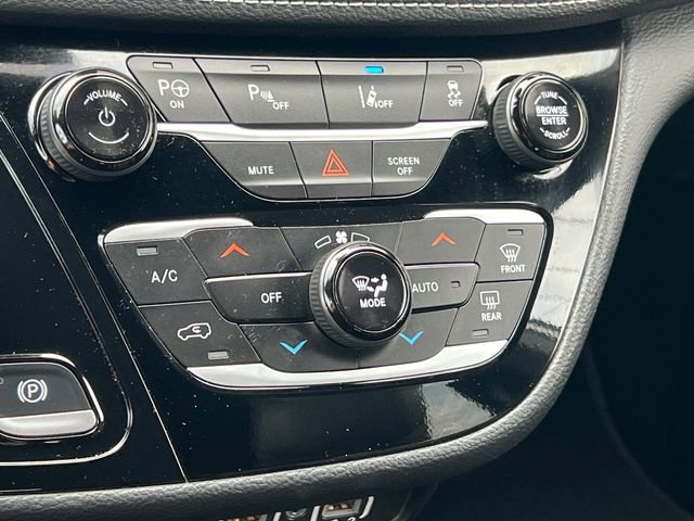 Used 2024 Chrysler Pacifica Limited FWD image 29