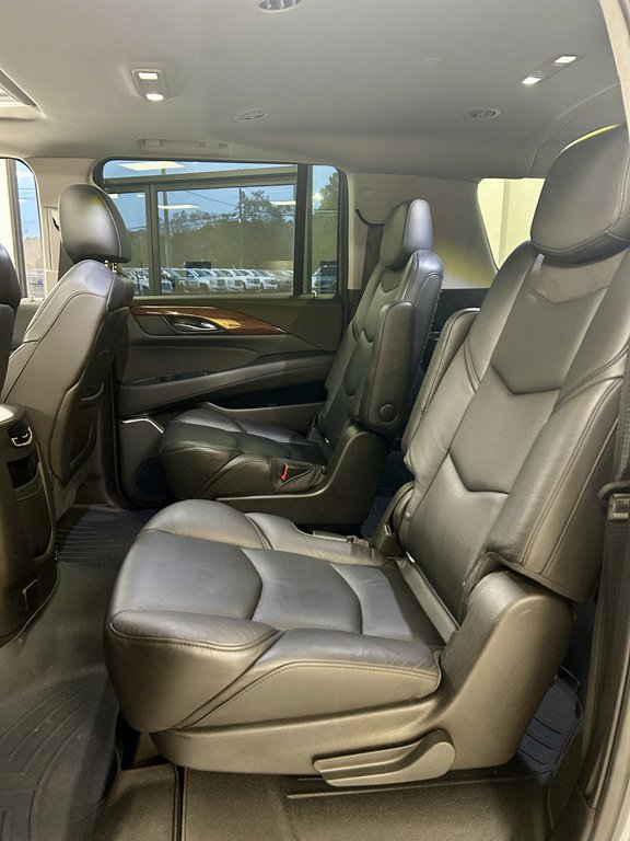 Used 2019 Cadillac Escalade ESV Luxury image 16