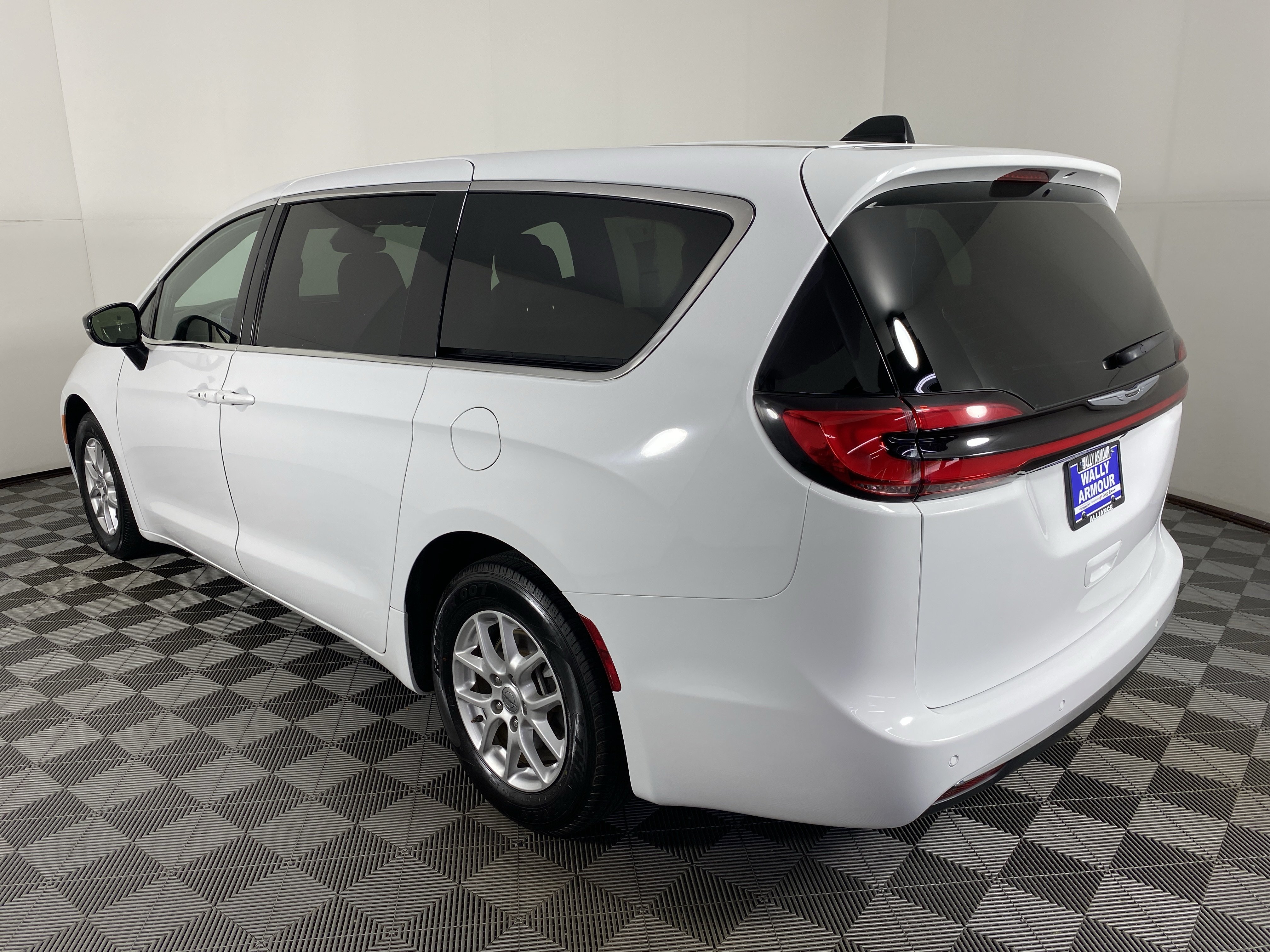 Used 2025 Chrysler Pacifica Select FWD image 9