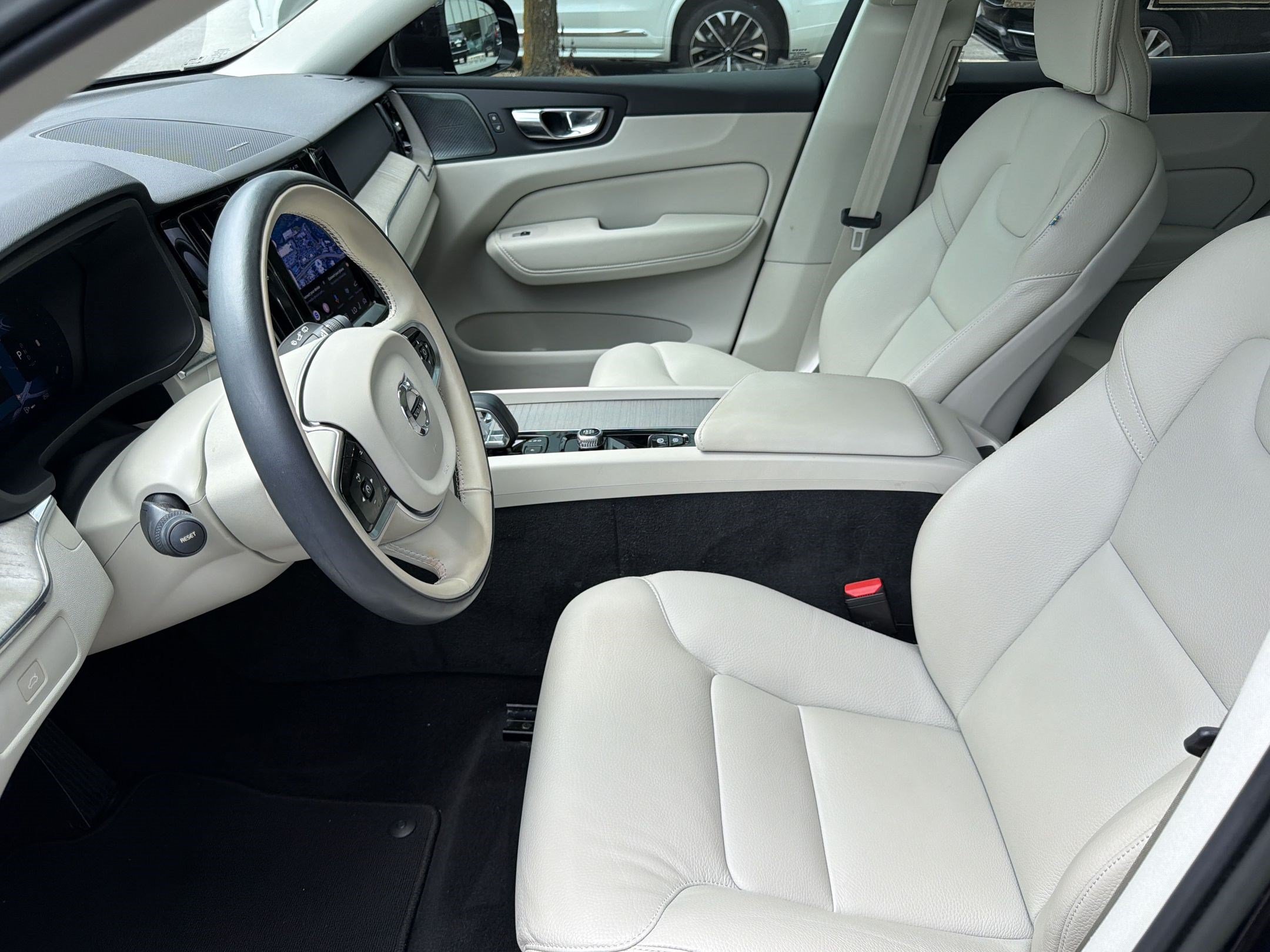 Used 2023 Volvo XC60 B5 Plus w/ Protection Package Premier FWD image 5
