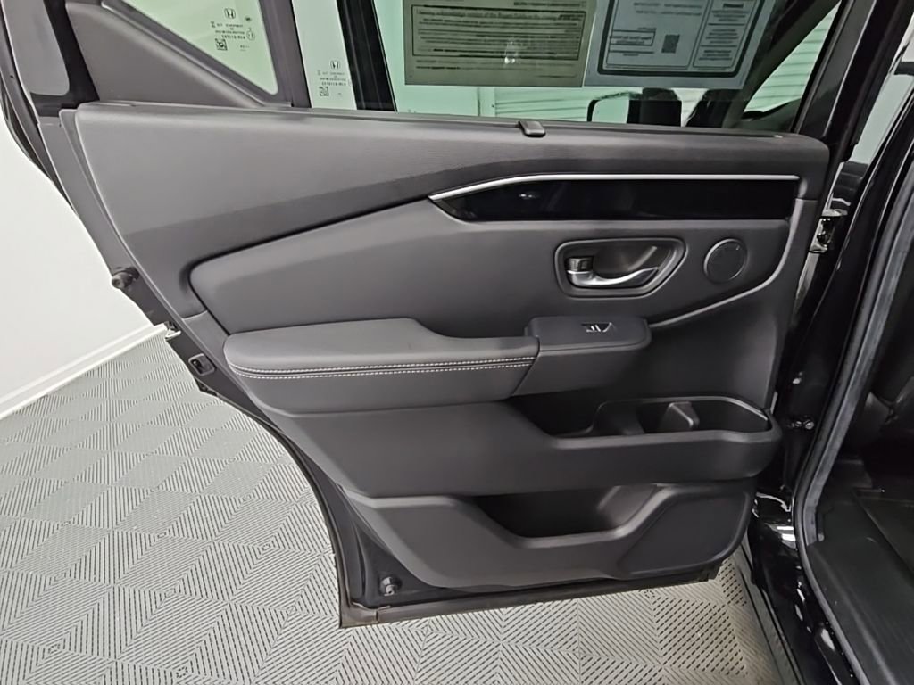 Used 2025 Honda Pilot EX-L image 33