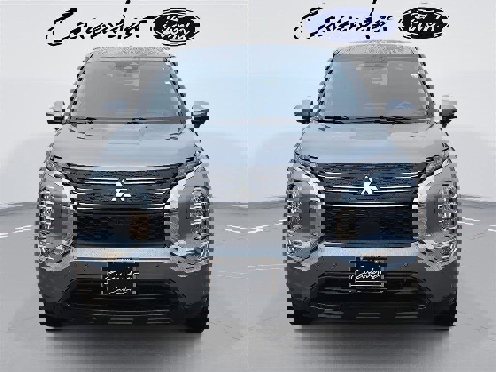 Used 2024 Mitsubishi Outlander SE image 2