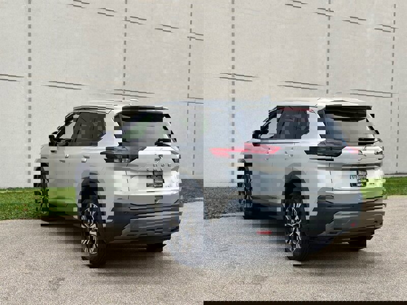 Used 2021 Nissan Rogue SV image 10