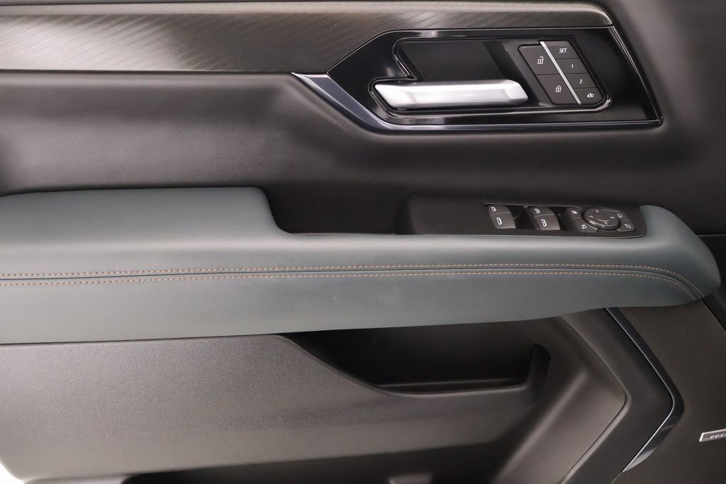 Used 2025 GMC Yukon XL AT4 w/ AT4 Premium Package image 17